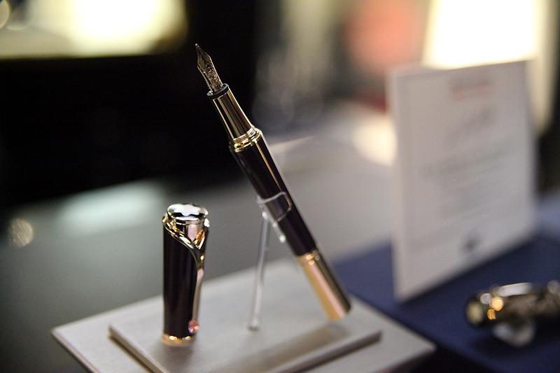 A fountain pen with a gold nib on display at the Fountain Pen Hospital.